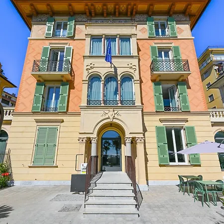 Astoria Hotel 4*