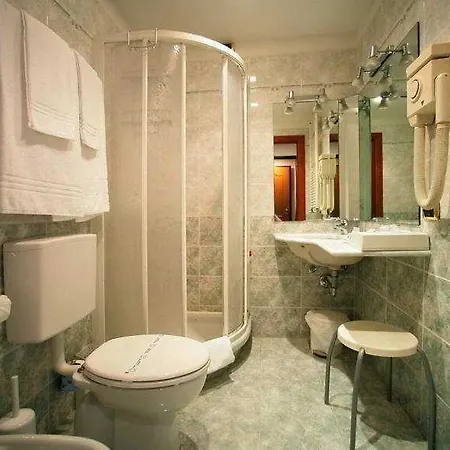 Astoria Hotel 4*