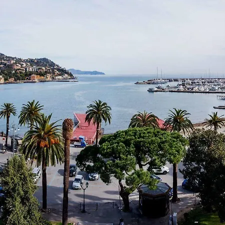 Astoria Hotel 4*